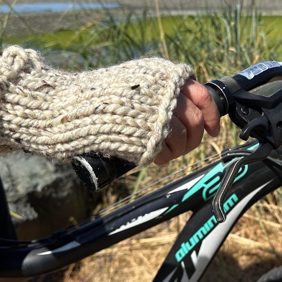 NWT Handknit Chunky Wool Fingerless Gloves ~ Unisex - Picture 3 of 7